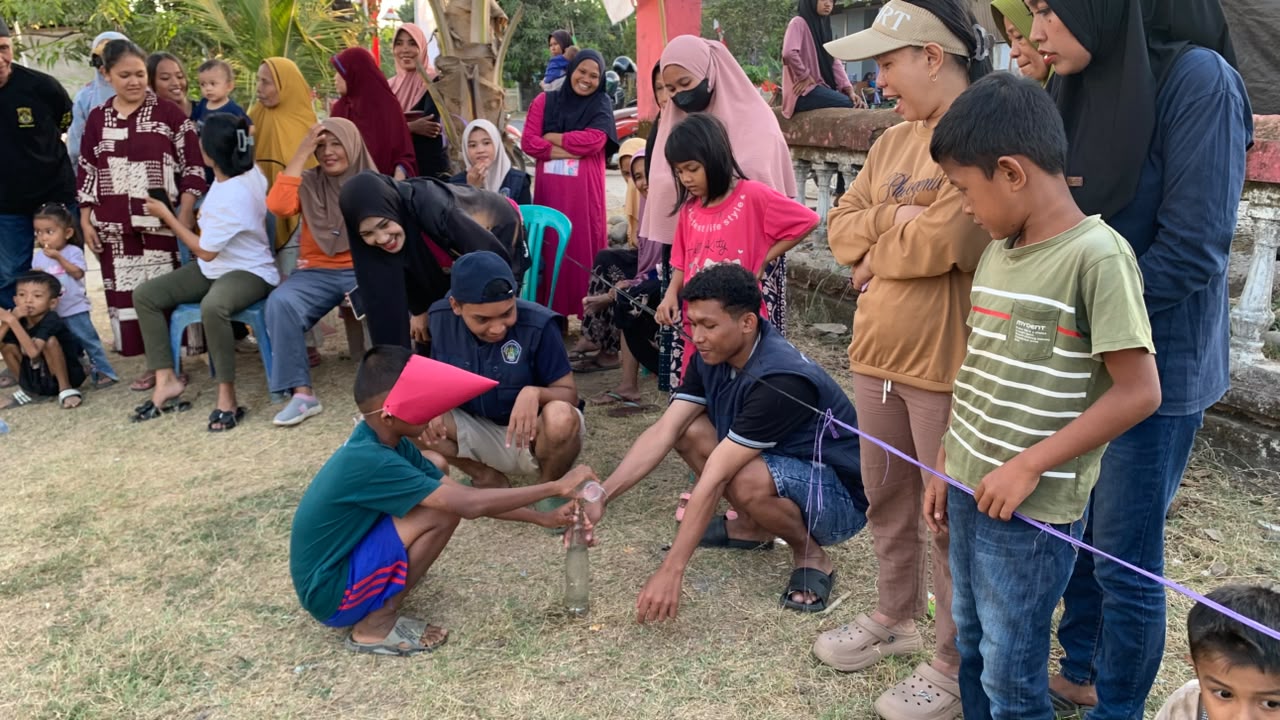 Lomba Corong Air dan Makan Biskuit