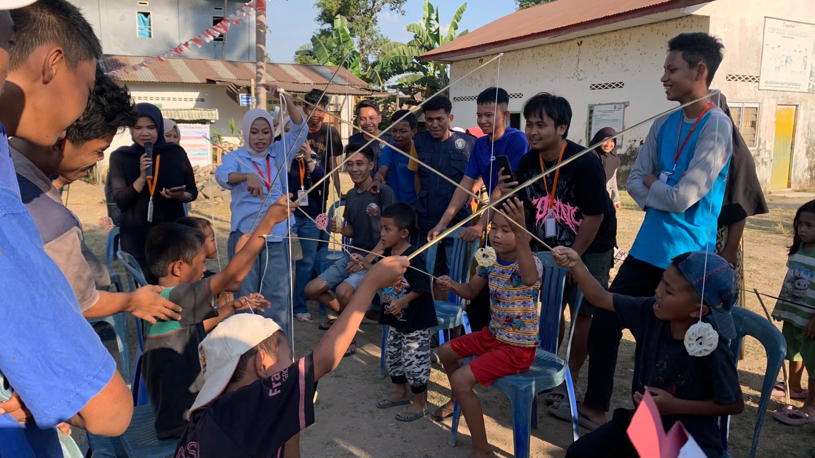 Lomba Makan Kerupuk dan Balap Karung