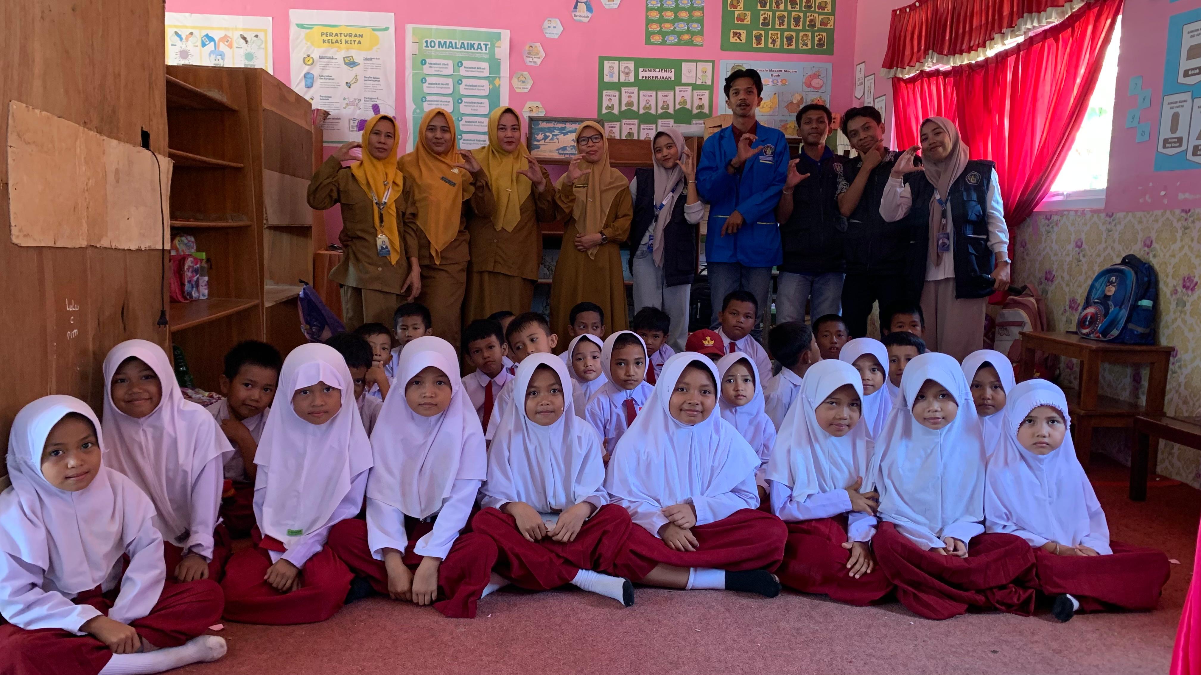 Pengajaran pengenalan profesi di SDN Inpres 168 Romangtangngaya