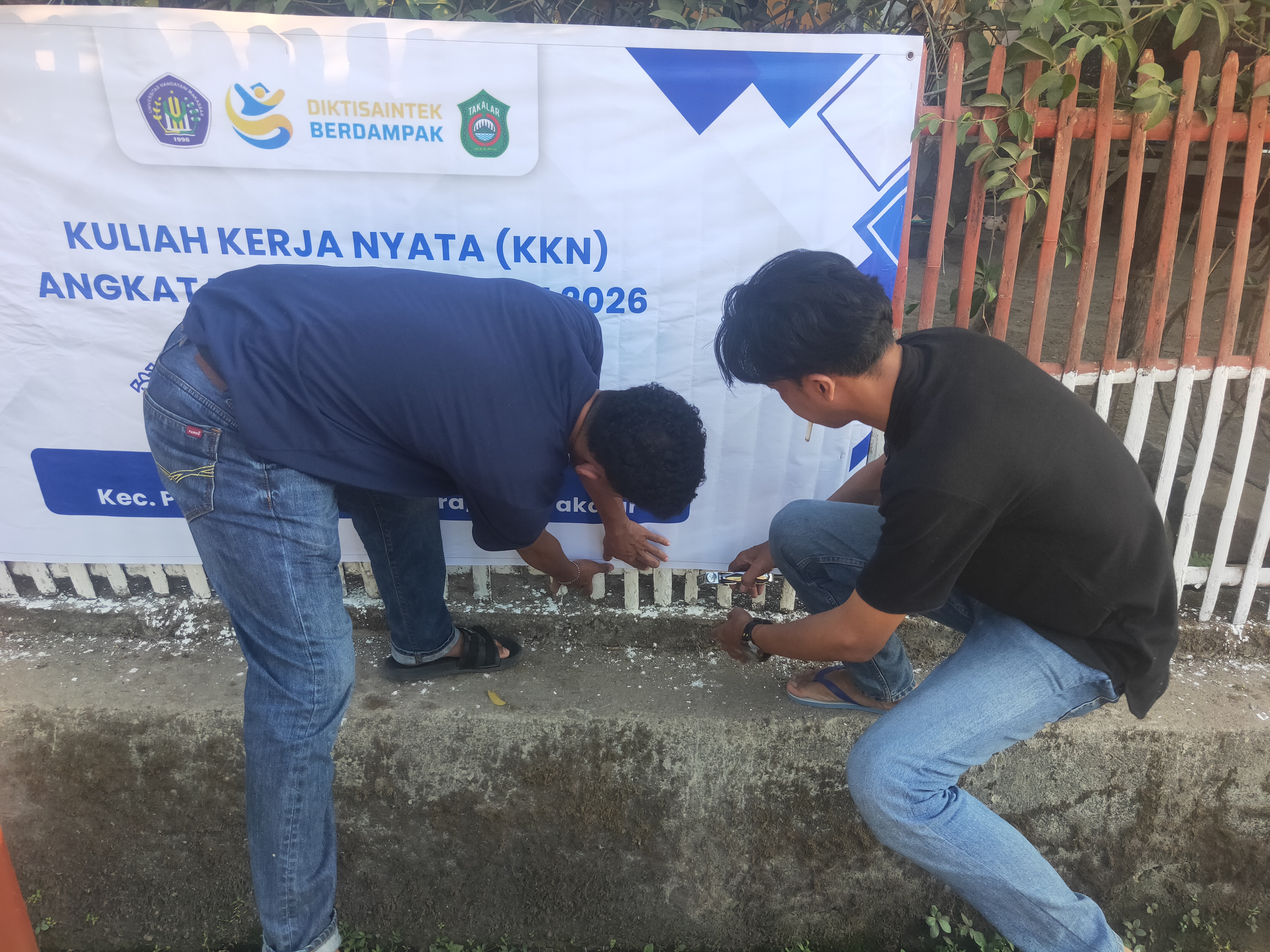 Proses Pemasangan Spanduk Posko 4