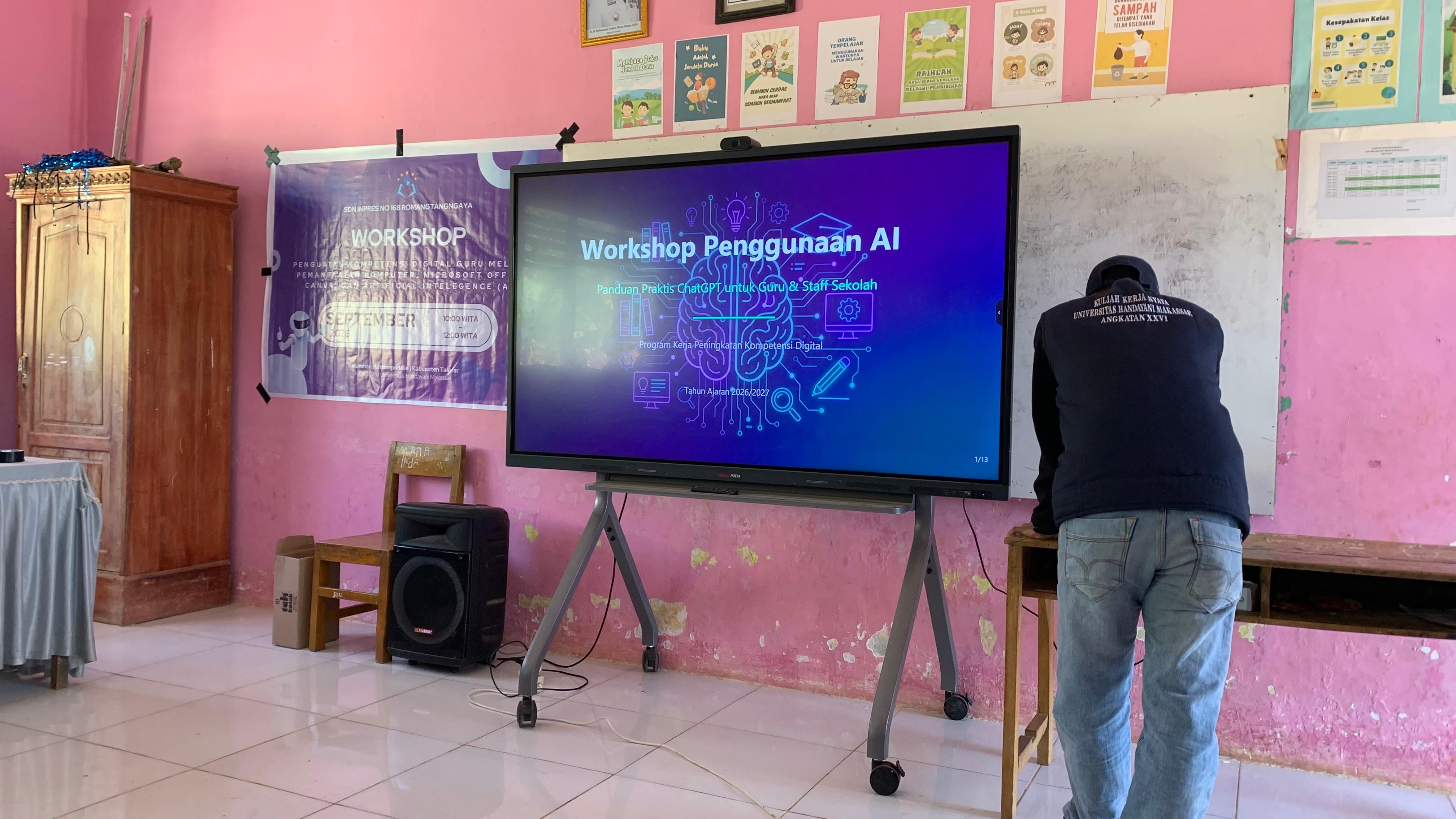 Pemaparan materi Workshop Penggunaan AI ChatGPT untuk Guru & Staf Sekolah