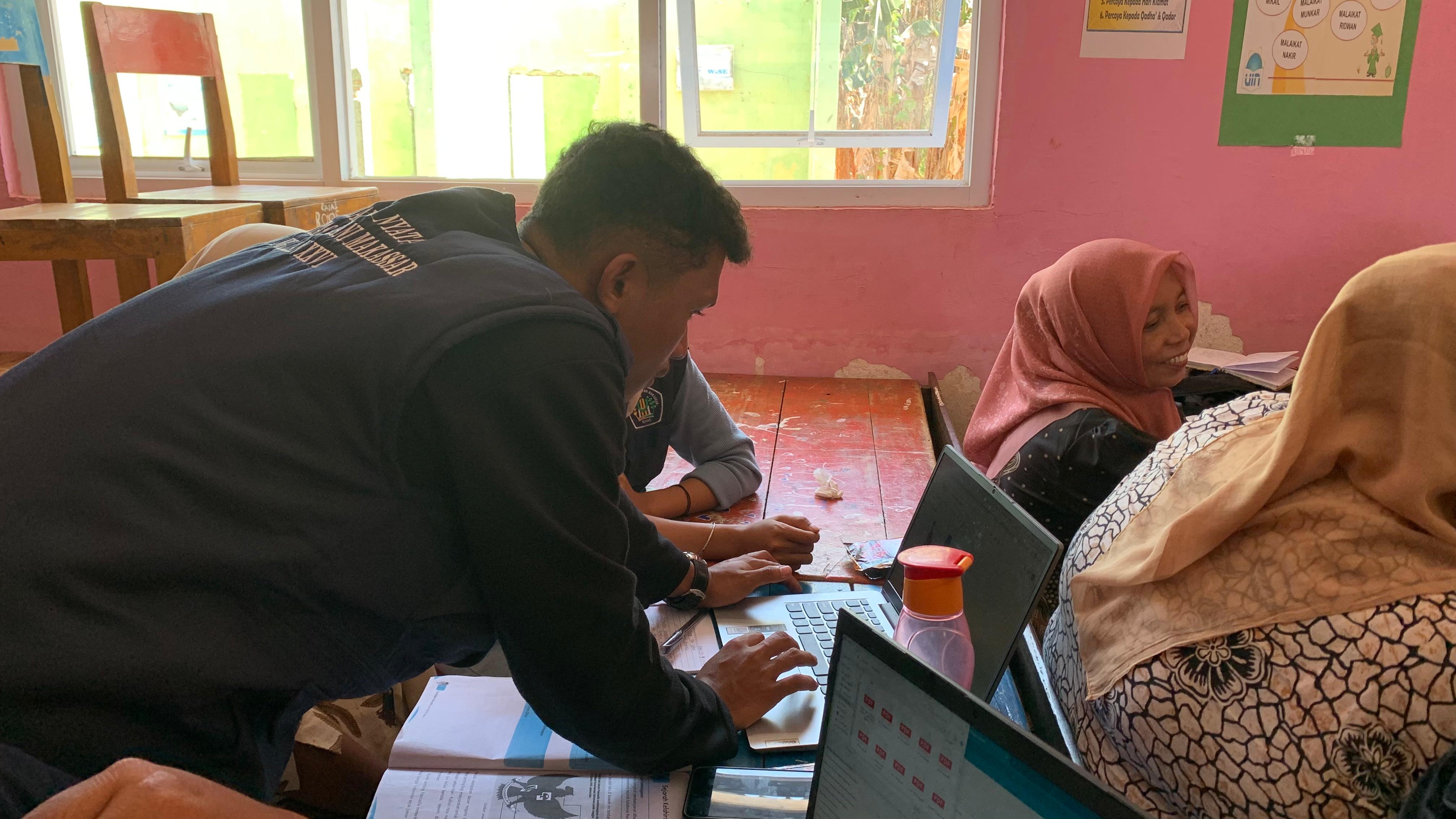 Mahasiswa KKN memberikan pendampingan teknis intensif saat praktik pembuatan dokumen ajar