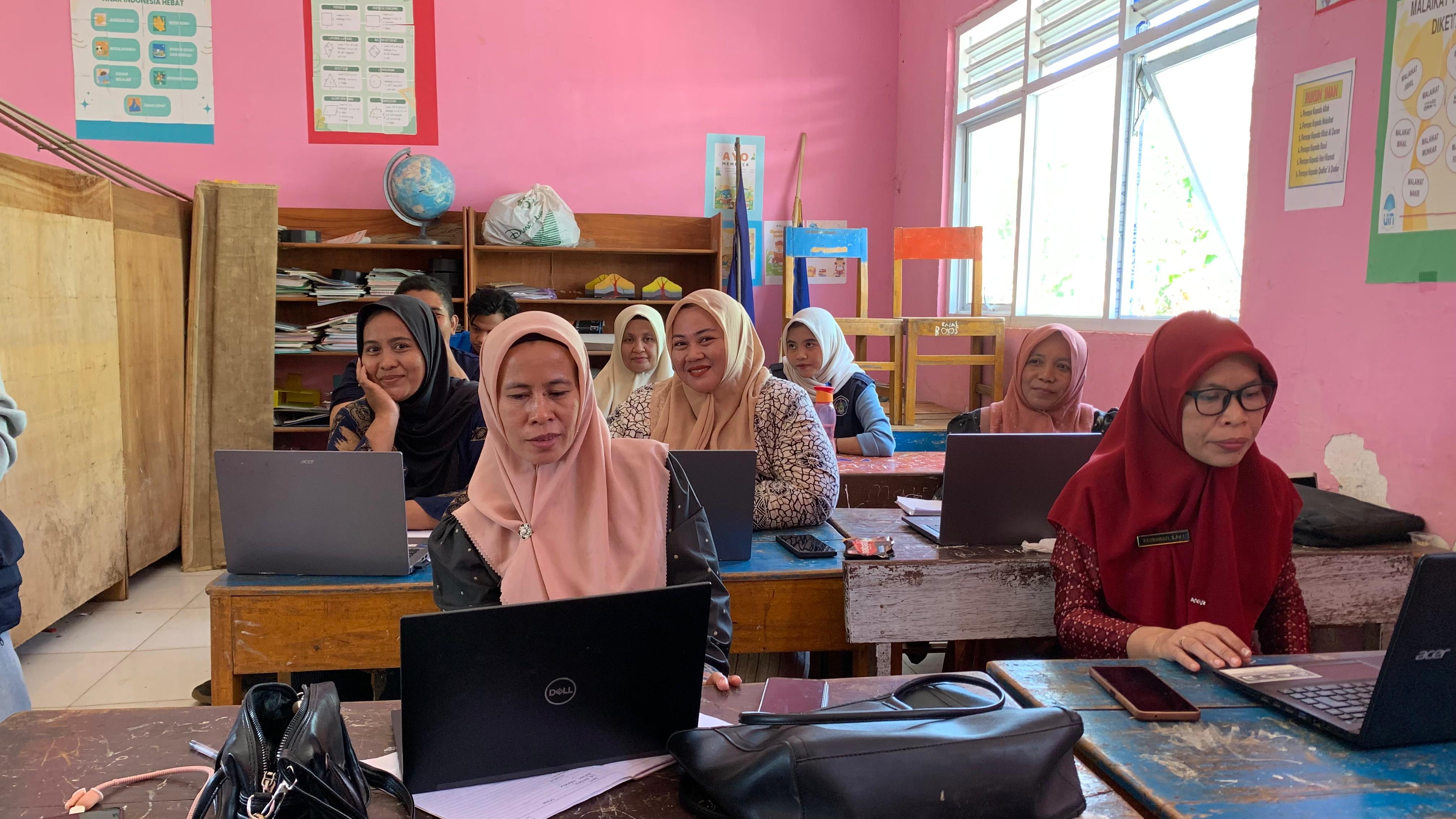 Dewan guru SDN Inpres 168 Romangtangngaya mempraktikkan materi di laptop